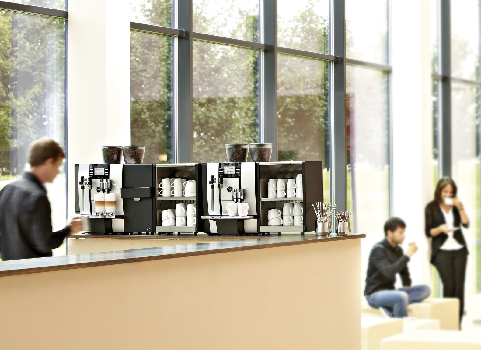 Jura Giga-seriens kaffemaskiner i kontorsmiljö