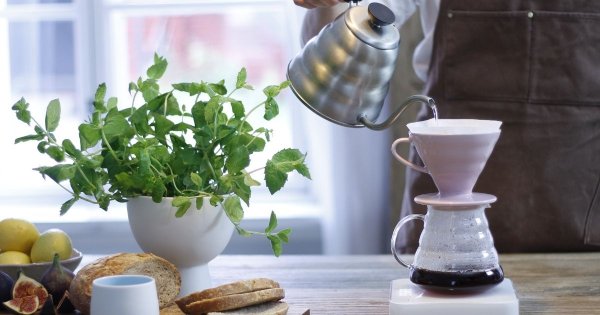 Pour over kaffe med Hario V60 -filterhållare